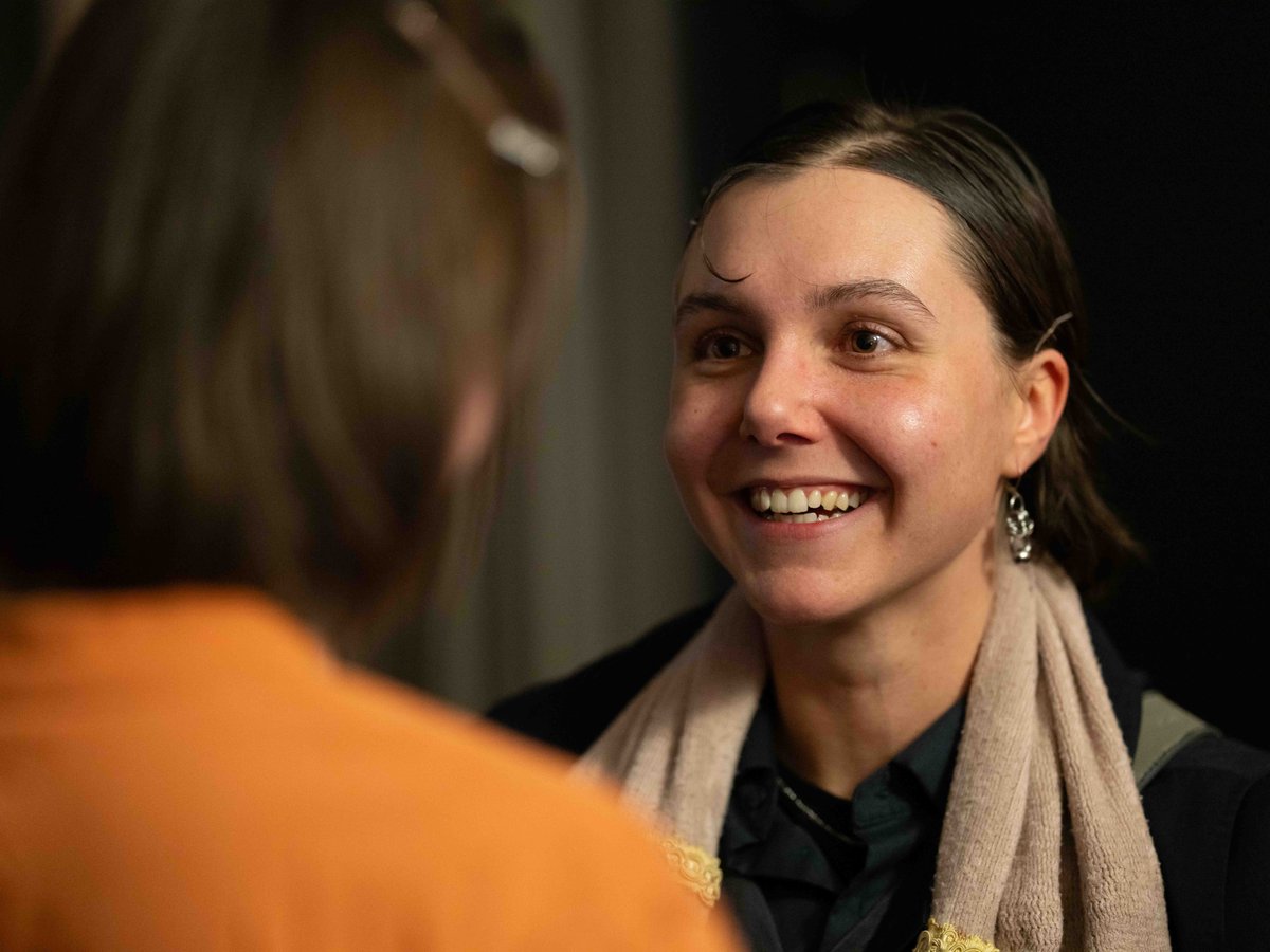 NuitduCourt's tweet image. ✨ À l’approche des fêtes, retour sur la convivialité de la 28e Nuit du Court ✨ série 2🐱
Un moment de partage où les équipes de films et le public se rencontrent, échangent et célèbrent ensemble leur passion commune : le cinéma et le format court 🎬photos : ©Anne-Laure Lechat