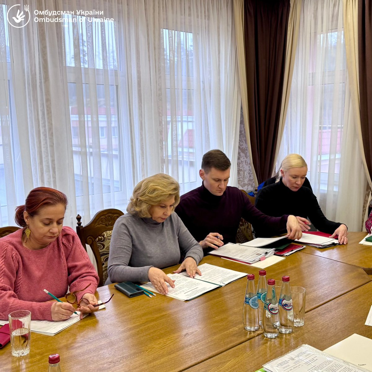 lubinetzs's tweet photo. ❗️I held a working meeting with Russian human rights commissioner Tatyana Moskalkova, as well as with the Heads of the International Committee of the Red Cross missions in Ukraine and Russia.

Key results:
📌2,000 parcels of humanitarian aid for Ukrainian prisoners of war, along with letters from their families, were delivered;
📌agreements were reached on the verification of persons missing under special circumstances, and relevant lists were handed over;
📌lists of a separate category of citizens, namely the seriously wounded and seriously ill, were handed over;
📌the issue of returning illegally detained Ukrainian civilians was discussed, and lists were handed over;
📌the issue of Ukrainian prisoners of war convicted in the Russian Federation was discussed, and a list was handed over;
📌a number of other humanitarian issues were discussed.

Additionally, based on previous systematic work, a procedure for the mutual reunification of families was carried out. Fifteen of our citizens, most of whom have reduced mobility, returned to Ukraine from the Russian Federation and the temporarily occupied territories.

For example, we ensured the return of a 56-year-old woman who had suffered a stroke and has reduced mobility. She had been forced to stay in Russia since 2022. Her daughter appealed to the Ombudsman’s Office for assistance with her return. Today, mother and daughter are seeing each other for the first time in almost four years. 

❗️Additionally, 45 more Ukrainian citizens have been returned to Ukraine; these were individuals who had been held in temporary detention centres for foreigners in the Russian Federation.
We are committed to bringing all Ukrainians home.
