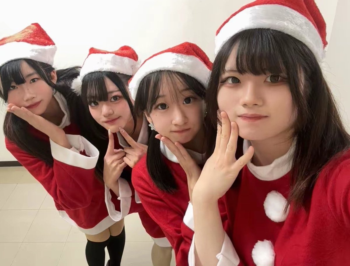 左から順に
💜ももな
🤍まなぴ
🩵なのなの
🩷めみちゃん
加入順は💜🤍🩷🩵だよ〜！
桃々奈は正確には薄紫担当💜ྀི🪄
ぜひ覚えてね✨