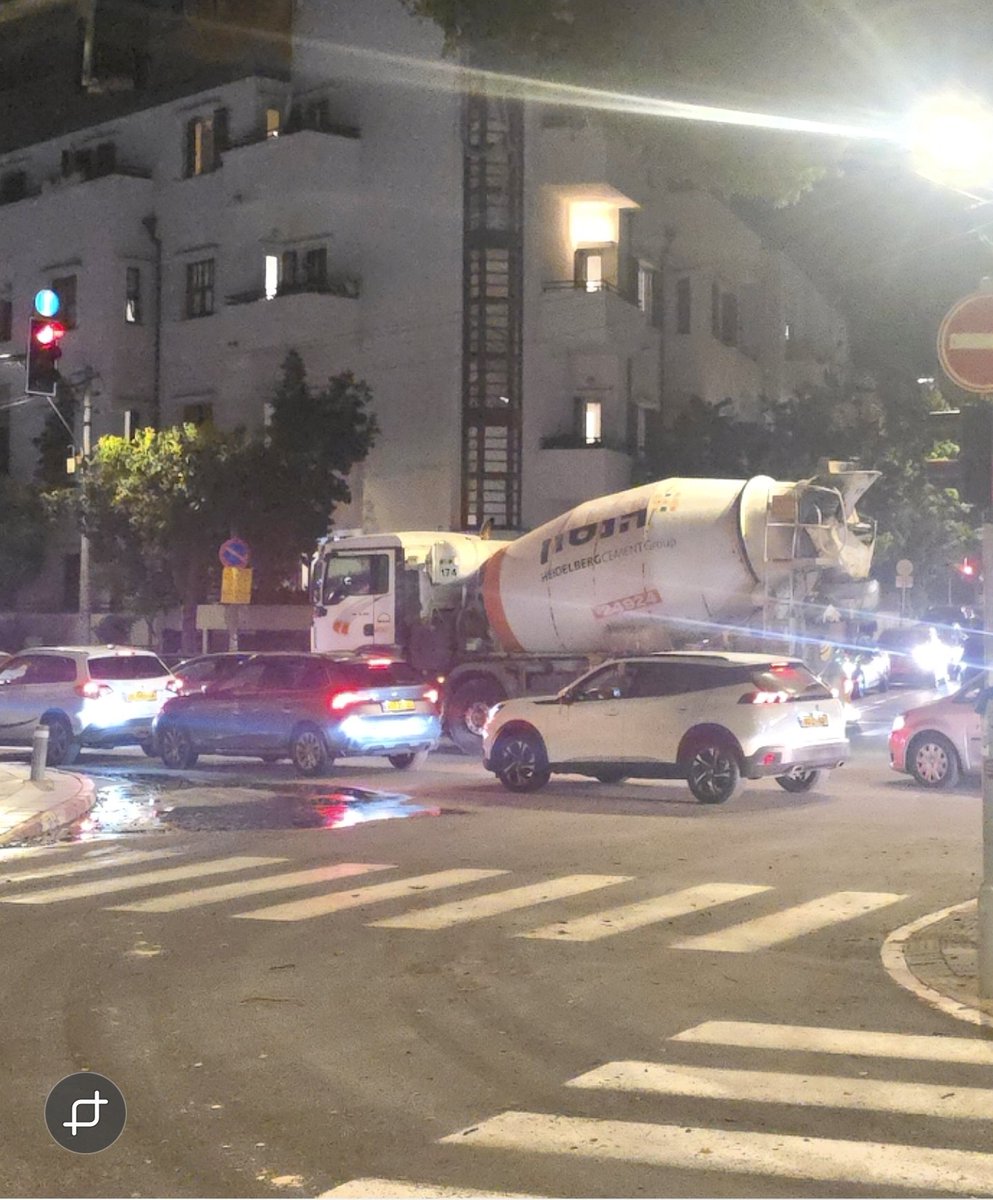 y_luba's tweet photo. ברוכים הבאים לג'ונגל. נהגים משתקים את העיר וחוסמים צמתים ומעברי חציה בלי חשבון. אף שוטר לא נראה באופק. אין דין ואין דיין @israelpolice https://t.co/a8mhhjJOny