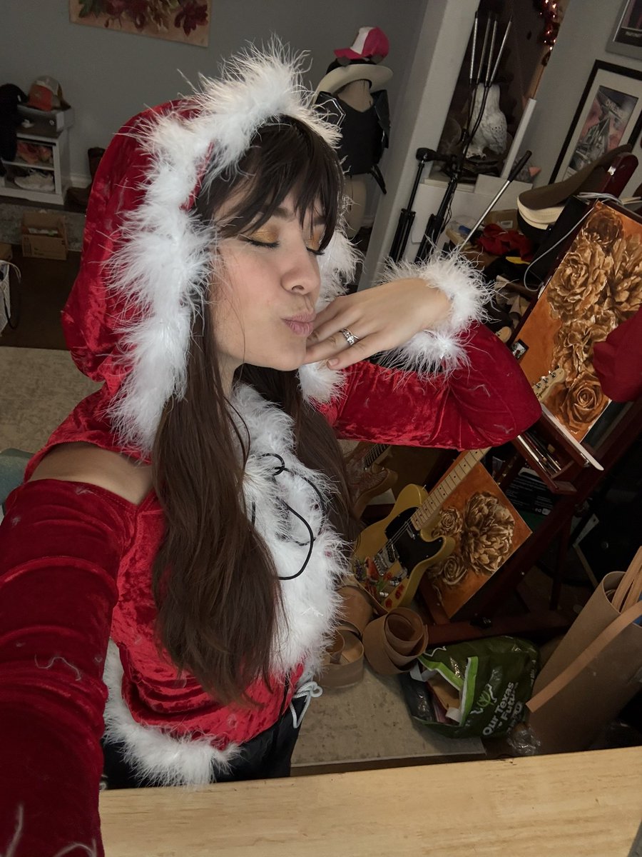 Mrs Claus is in the workshop doing some leatherwork before slaying heretics with <a href="/ClassyKatie/">ClassyKatie</a> in some Space Marines 2! 

Our <a href="/3llebelle/">✨3llebelle ✨</a> is sick today send her love!! 

Twitch- bethfreemanartist