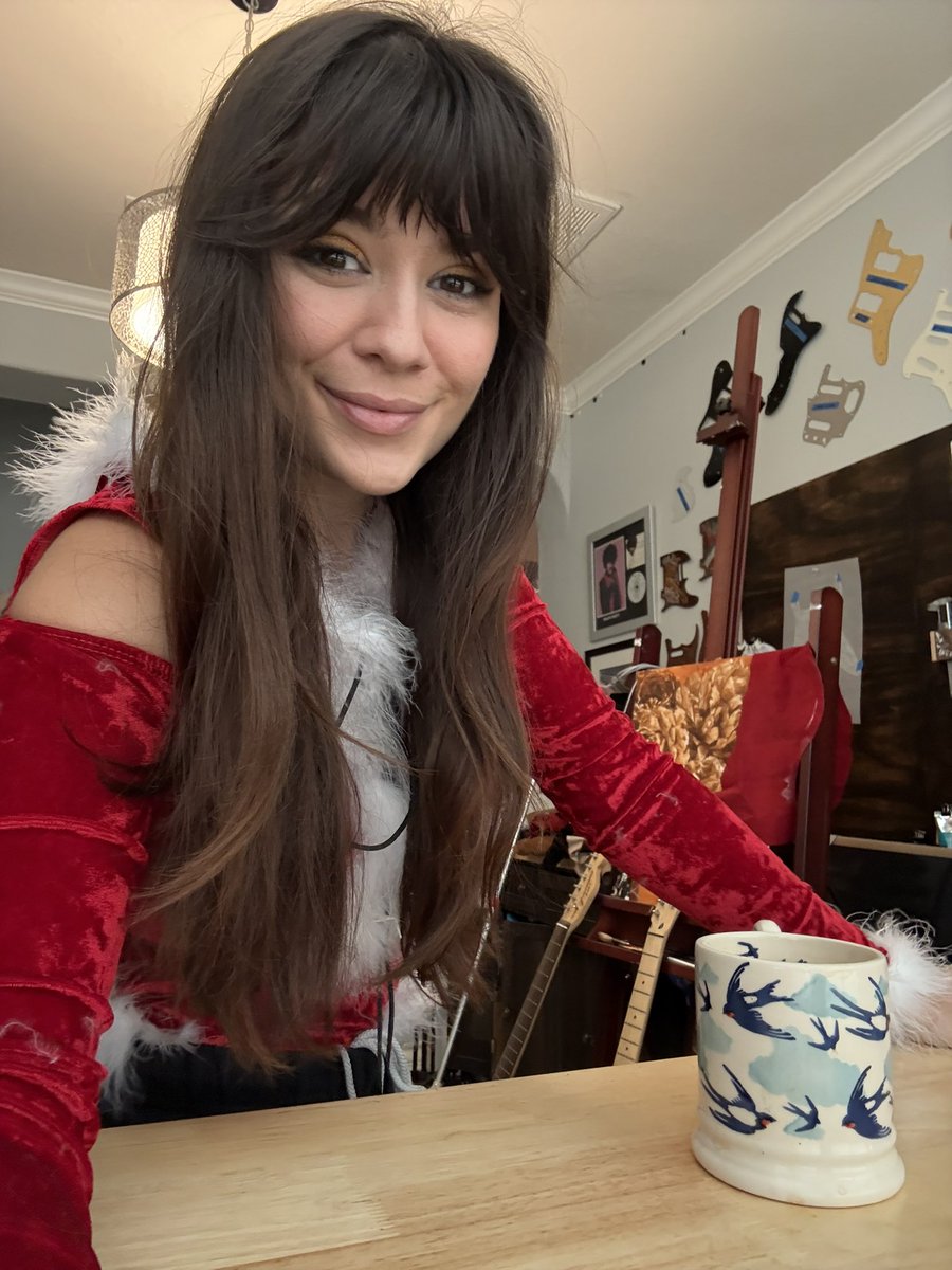BethFreemanArt's tweet image. Mrs Claus is in the workshop doing some leatherwork before slaying heretics with @ClassyKatie in some Space Marines 2! 

Our @3llebelle is sick today send her love!! 

Twitch- bethfreemanartist