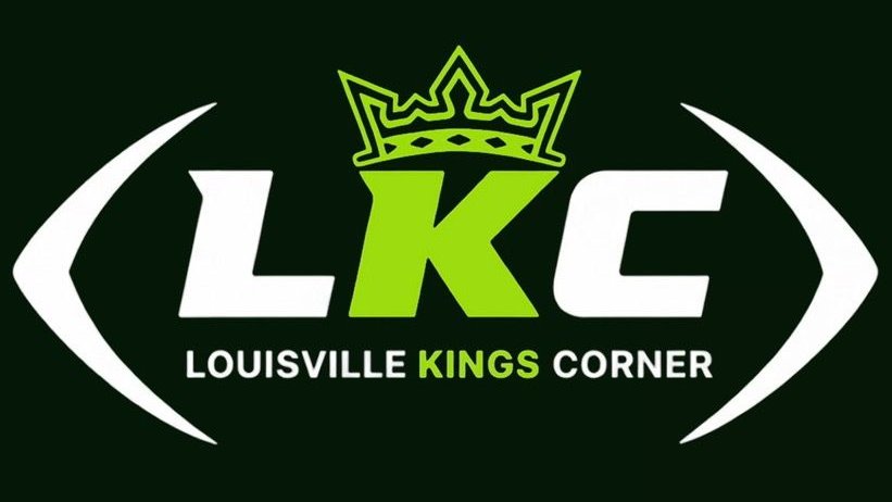 SpringFBnews's tweet photo. 📝 INTERVIEW #UFL : Je vous propose un contenu spécial aujourd'hui. Avec l'arrivée de la franchise des Louisville Kings pour la saison 2026, j'ai pu interviewer les créateurs du podcast @UFLKingsCorner pour leur poser quelques questions sur leur équipe et leurs projets.

1⃣ - Quelle a été votre réaction lorsque vous avez appris que Louisville allait accueillir une franchise UFL ?

Nous étions super contents, on disait toujours que si une équipe de football pro venait à Louisville, on serait les plus grands fans. Quand la conférence de presse sur les Kings a eu lieu le 8 octobre, on s'est tout de suite demandé comment on pouvait avoir nos abonnements au stade pour la saison.

2⃣ - Est-ce que vous regardiez l'UFL avant l'annonce de la création des Kings, ou avez-vous déjà regardé d'anciennes ligues telles que la XFL ou l'USFL ?

« En grandissant je me souviens aller voir des matchs des Louisville Fire en AF2 avec mes parents. C'était une ligue d'arena football très rapide et physique. Ce que j'aimais dans cette ligue, c'est que si un ballon atterrissait dans les tribunes et que tu l'attrapais, tu pouvais le garder. Nous en avons attrapé un lors de tous les matchs auxquels nous avons assisté. » - Justus Montgomery

Pour les spring leagues, nous regardions parfois les matchs, mais nous n'étions pas aussi investis qu'aujourd'hui.

3⃣ - Que pensez-vous que cette franchise de football professionnel apportera à Louisville ?

Beaucoup d'enthousiasme. Nous sommes un immense marché sportif qui avait besoin d'une équipe de football professionnel. Nous soutenons beaucoup les sports de l'université de Louisville. Les matchs des Louisville Bats (équipe Triple A des Cincinnati Reds) sont toujours un bon moment lors des chaudes nuits d'été. Les matchs de nos équipes de soccer professionnel (Louisville City FC/Racing Louisville) sont toujours complets et pleins d'énergie. Nous savons que cela se répercutera sur les Kings.

4⃣ - Quand les Kings ont été annoncés, qu'est-ce qui vous a poussés à dire : « Nous DEVONS lancer un podcast sur cette équipe » ?

Nous disposions déjà de tout l'équipement et des connaissances de base en matière de montage grâce à nos projets précédents. Nous sommes tous les trois passionnés de football et nous voulons que cette équipe perdure à Louisville. Nous avons pensé que la meilleure façon d'apporter notre aide et de contribuer à cet effort était de créer ce podcast et de susciter un engouement chez les habitants de Louisville pour les Kings.

5⃣ - Après avoir écouté votre podcast, j'ai l'impression que vous vous investissez beaucoup dans votre équipe, même si pour l'instant, nous ne connaissons que son nom, son logo et son stade. Quelles sont vos attentes concernant les annonces des entraîneurs et des joueurs de l'équipe le mois prochain ? Pensez-vous que l'UFL réussira à attirer des visages connus, comme elle l'a annoncé ?

Nous nous attendons à ce qu'ils fassent sensation et oui, nous verrons des visages familiers que les habitants de Louisville connaissent déjà. Ils ont laissé entendre qu'ils essayaient de recruter Teddy Bridgewater comme entraîneur principal, mais il a finalement été recruté par les Tampa Bay Buccaneers.

6⃣ - Même si les Kings n'ont encore disputé aucun match, quelle est selon vous l'ampleur actuelle de la fanbase à Louisville ?

Les Louisville Kings ont déjà vendu plus de 3500 abonnements pour leur première saison. Avec peu ou pas de soutien de la part des principaux médias et sans annonce concernant l'entraîneur principal ou la composition de l'équipe, on peut dire que ce chiffre est excellent !

7⃣ - Quels anciens joueurs des Cardinals de Louisville aimeriez-vous voir jouer pour les Kings ?

Malik Cunningham, un quarterback agile qui a joué pour l'université de Louisville, dont le style de jeu est similaire à celui de Lamar Jackson. Malik fait désormais partie de la practice squad des Detroit Lions en tant que wide receiver. C'est tout simplement un athlète hors du commun. Herbert cite Benny Snell, ancien running back de l'université du Kentucky qui a joué pour les Pittsburgh Steelers.

8⃣ - Pensez-vous qu'il y aura une rivalité immédiate entre les Louisville Kings et la franchise voisine de l'Ohio, les Columbus Aviators ?

Nous le supposons, car il s'agit de deux nouveaux marchés très proches l'un de l'autre. Une autre rivalité pourrait voir le jour avec les Birmingham Stallions, les deux équipes étant les seules à avoir un logo avec un cheval dans la ligue.

9⃣ - Louisville doit son nom au roi Louis XVI car la France a soutenu les États-Unis pendant la guerre d'indépendance. Au-delà du nom de la ville, les habitants de Louisville ont-ils aujourd'hui un lien culturel particulier avec la France, similaire à celui qui existe entre la Nouvelle-Orléans et la France ?

La fleur de lys stylisée est un symbole très présent à Louisville. Elle est utilisée par les entreprises, les équipes sportives et figure sur le sceau de la ville, reflétant ainsi son héritage français. La plus ancienne ville jumelée avec Louisville est Montpellier, en France. Ce lien favorise les échanges culturels, notamment entre étudiants universitaires. La ville de Montpellier a également offert à Louisville une statue du roi Louis XVI, qui se trouve dans le centre-ville.

🔟 - Quel est sont vos plan pour développer votre podcast et aider les fans à mieux connaitre cette nouvelle équipe en 2026 ?

Diffuser les dernières nouvelles aussi rapidement que possible. Interviewer les joueurs dans un lieu local (un bar de la ville) où les fans peuvent se rendre, assister au podcast en direct, favoriser les interactions entre les fans et les joueurs.

🔸Conclusion 

Merci à Justus Montgomery et Herbert Helton d’avoir pris le temps de répondre à mes questions. Je vous invite à aller écouter leur podcast si vous souhaitez en apprendre plus sur les Louisville Kings et découvrir les détails qui font déjà la richesse de cette nouvelle franchise et de sa communauté.