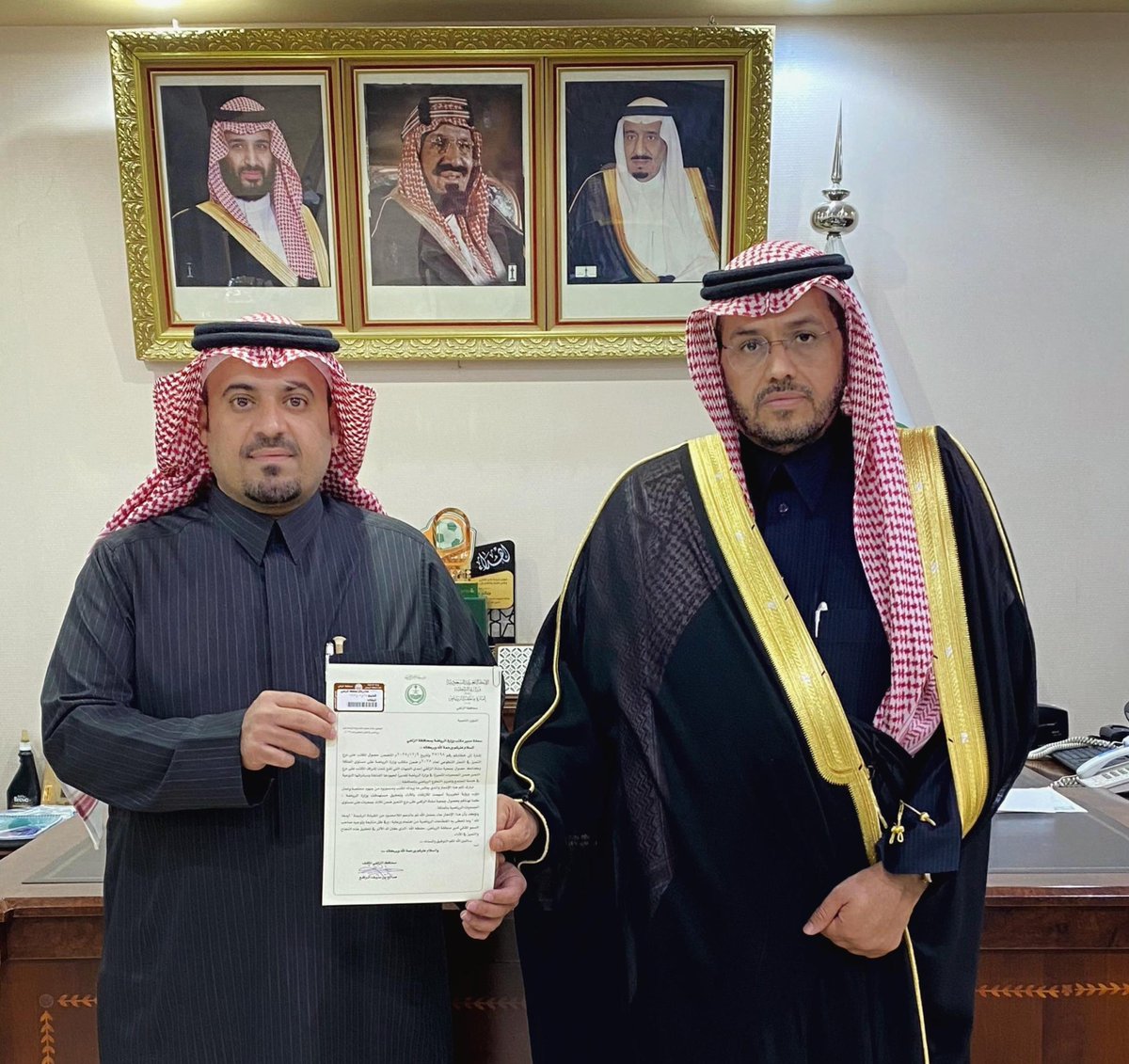 محافظ #الزلفي صالح الرافع يُكرم مدير مكتب #وزارة_الرياضة بالمحافظة محمد النافع، وذلك لتميز المكتب في العمل التطوعي لعام ٢٠٢٥م ضمن مكاتب وزارة الرياضة على مستوى المملكة، وكذلك جمعية مشاة الزلفي لحصولهم على درع التميز.

<a href="/k_atallah/">خالد العطاالله</a>