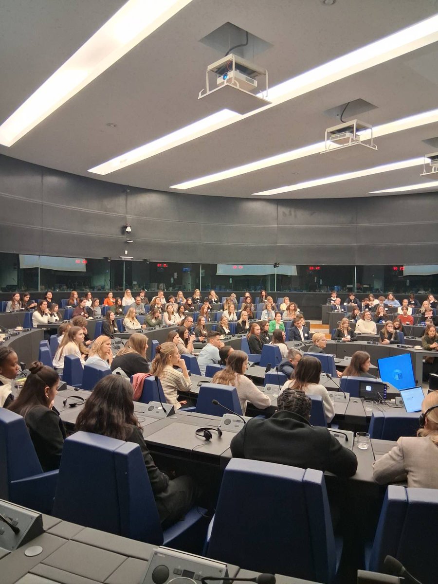 EPIreland_Edu's tweet photo. Today the European Parliament awarded the 2025 Sakharov Prize to imprisoned journalists Andrzej Poczobut from Belarus, and Mzia Amaglobeli from Georgia.
 
#AmbassadorSchools from around Europe attended the ceremony in the hemicycle in Strasbourg including @KinsaleComSch. https://t.co/6e0uRgNCoI