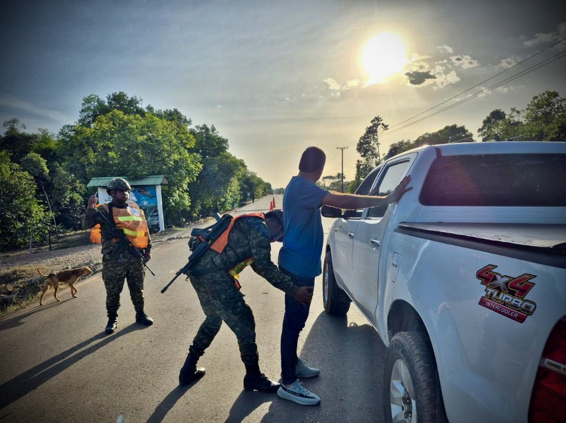 ftc_omega's tweet photo. Con presencia en las vías, el pulgar arriba y compromiso, nuestros soldados del Batallón de Despliegue Rápido N.° 32 realizan puestos de control en el área rural de Puerto Rico, #Meta, brindándoles un #ViajeSeguro.
#NuestroCompromisoEsColombia https://t.co/mwvl9ytYzR