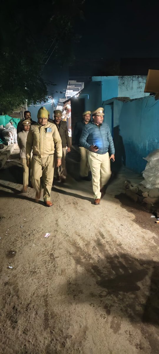 mahobapolice's tweet photo. पुलिस अधीक्षक महोबा के निर्देशन में जनपद में अपराध नियंत्रण एवं आमजन में सुरक्षा की भावना सुदृढ़ करने के उद्देश्य से थाना महोबकंठ पुलिस टीम द्वारा थाना क्षेत्र के प्रमुख कस्बों, बाजारों, भीड़-भाड़ वाले स्थानों तथा मिश्रित आबादी वाले संवेदनशील क्षेत्रों में पैदल गश्त किया गया 
#UPPolice