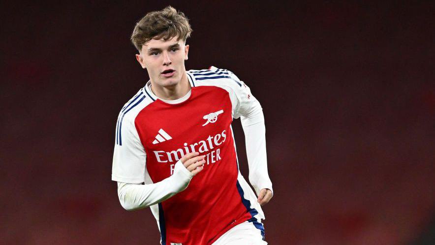 RubyFOOTBAL's tweet photo. 🔥 ARSENAL’S NEW "NORTHERN" WEAPON: CEADACH O'NEILL
From Northern Ireland to North London... When he signed from Linfield, he was a "prospect". Now? He is a problem for every defense he faces. 🚪🔨
17-year-old Ceadach O'Neill is tearing it up at Hale End this season.
📊 2025/2026 SEASON CARD (All Comps)
Elite output for a winger:
🏟️ Matches: 14
⚽ Goals: 9
🅰️ Assists: 3
⏱️ Minutes: 1,023
🎯 Efficiency: A goal contribution every 85 minutes!
🌍 THE GAELIC ADVANTAGE
What sets him apart is his background. Having played Gaelic Football growing up, he possesses:
✅ Elite core strength (doesn't get bullied off the ball).
✅ Endless stamina.
✅ Incredible balance when shooting.
🔍 SCOUT REPORT
• Style: Reminiscent of a young Alexis Sanchez. Loves cutting inside from the left to curl shots into the far corner.
• European Stage: In the UEFA Youth League against giants like Bayern Munich and Athletic Bilbao, he has 2 goals & 1 assist in 4 games.
• Versatility: LW, RW, or AM... Put him anywhere, and he delivers numbers.
🔮 THE FUTURE
Mikel Arteta loves Hale End talents. Ceadach signed his pro contract in April 2025 and is already knocking on the U21 door.
Could he be the generational talent Northern Ireland has been waiting for? The stats say YES.
📝 NOTE: You might struggle to pronounce his name (Key-dack) now, but you'll hear it screaming from the Emirates stands very soon.
#Arsenal #Gunners #CeadachONeill #HaleEnd #Wonderkid #Scouting #NorthernIreland #GAWA #COYG