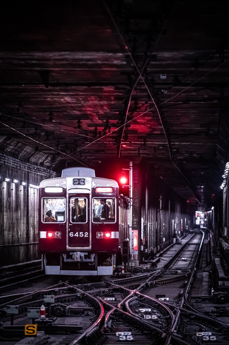 阪急6300系　6352F
鉄道友の会　
貸切団体臨時列車
6300系が烏丸〜河原町の地下区間に入ったのは京とれいん引退後3年ぶりとなりました。銀の帯が輝いていてかっこいいですね。