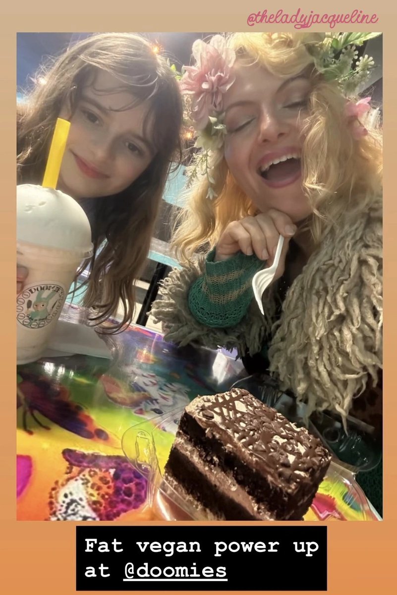 Open every single day through the holidays ✨ Come by and see us or get delivery! Doomies.com has links 🌱🖤

#veganla #veganfastfood #veganholidays