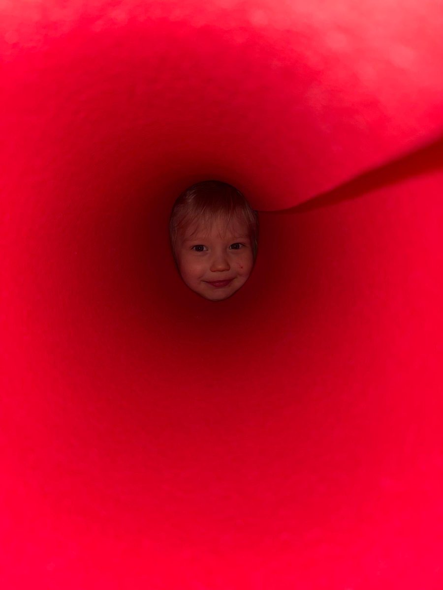 Mummo-äidin putkesta kurkistava poika. ❤️