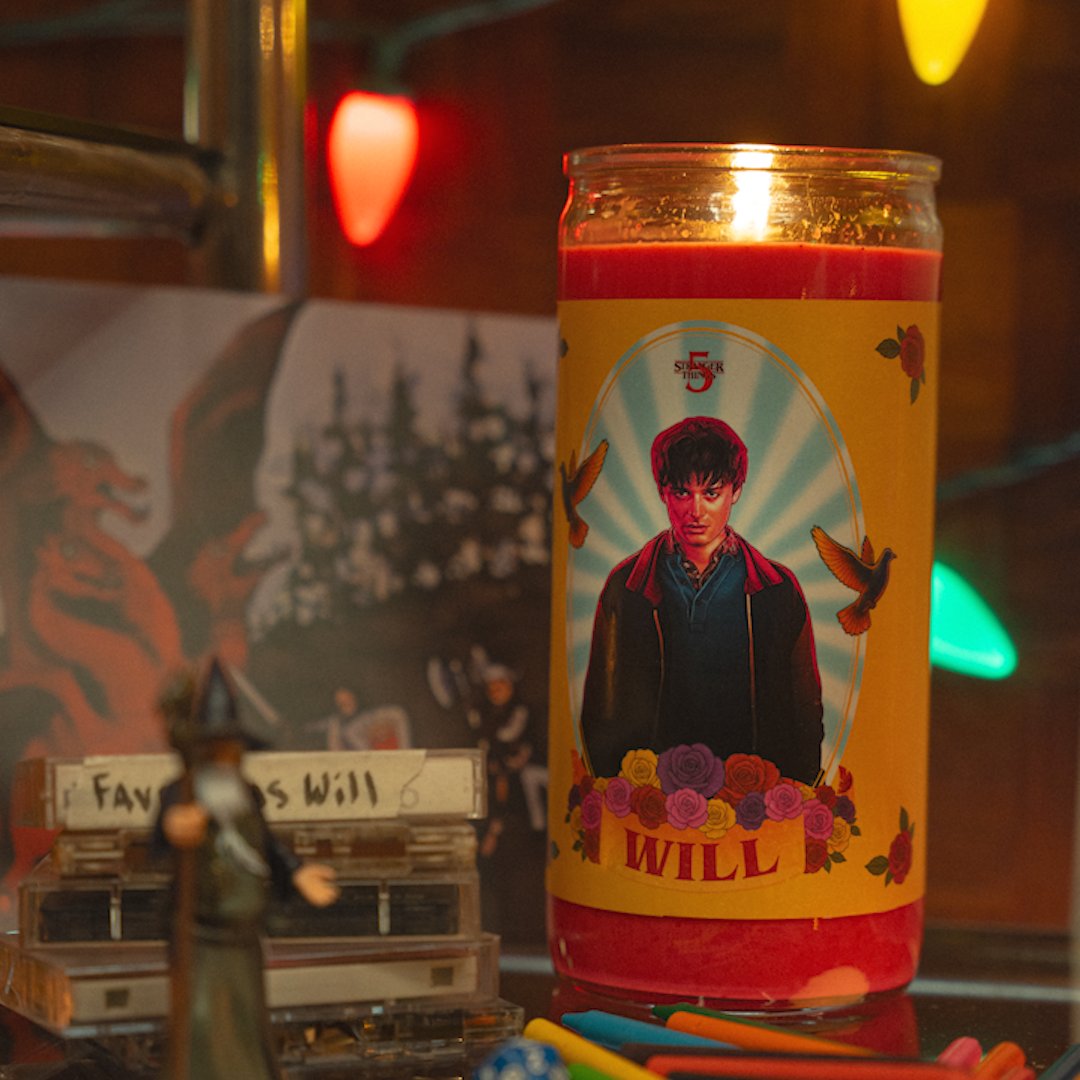 Puede que este hechicero tenga superpoderes, pero siempre sirve la ayuda de un amix. Préndele una velita y compártela usando #MéxicoUnidoPorHawkins. 🧙‍♂️ 🕯️