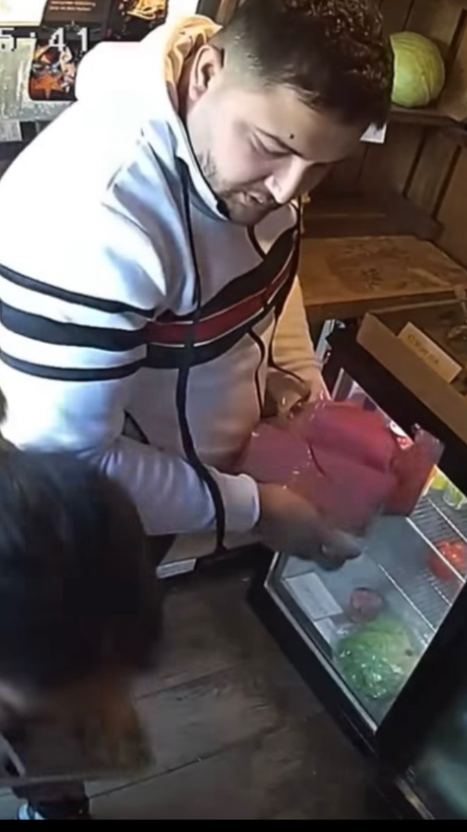 Condorlady's tweet image. #boerderijwinkel 
Alles stelen bij boerderij winkel Hunsel !😱😡
Maak ze beroemd !!!!! Delen