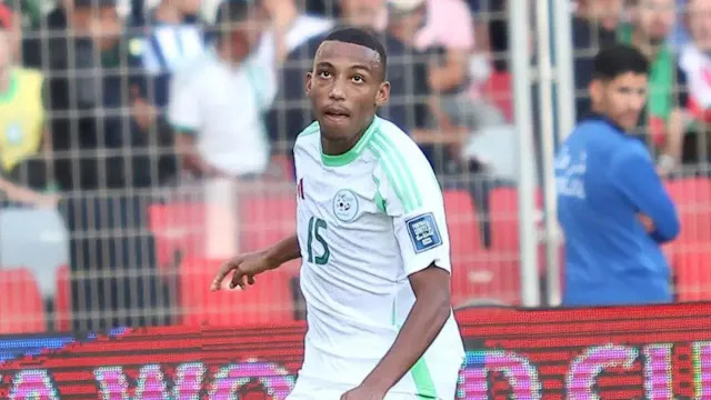 يوفنتوس وإنتر ميلان يراقبان عن كثب الظهير الأيمن لفيرونا، الجزائري رفيق بلغالي 