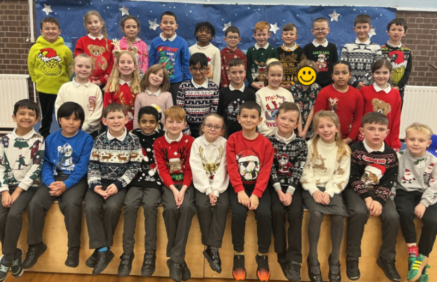 FEATHERSTONEAC4's tweet photo. ✨ Sparkle &amp; Shine ✨ 

Our Year 3 &amp; 4 pupils lit up the stage this afternoon with their beautiful voices &amp; festive cheer at their Carol Concert! From classic carols to joyful performances, they truly brought the magic of Christmas to life. 🌟 https://t.co/O5WkkopAKF