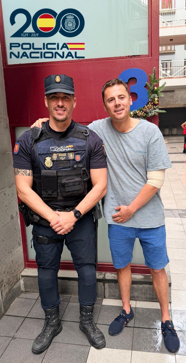 policia's tweet image. Así de agradecido nos ha visitado un vecino de Triana que salvó la vida gracias a la decidida actuación de nuestros agentes 

🩸➡️🩹 La rápida aplicación de primeros auxilios y un torniquete permitió controlar la hemorragia que presentaba en su brazo hasta la llegada de los…