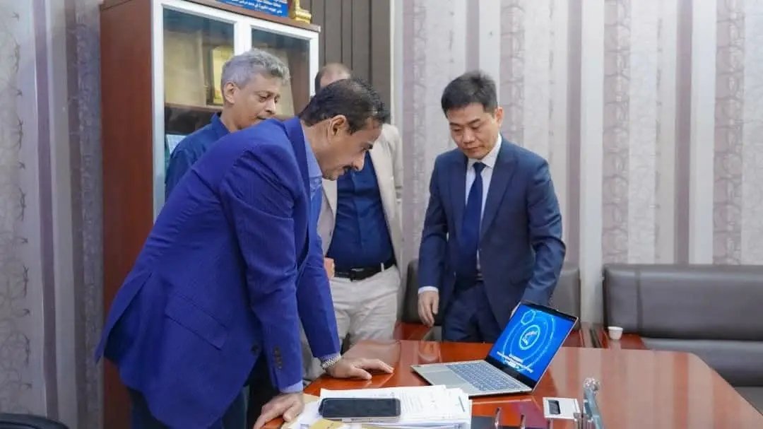 #شبوة
المحافظ بن الوزير خلال لقائه وفد شركة لونغشيانغ الصينية، يعلن عن استكمال الإجراءات الفنية لإنجاز المحطات الغازية، تمهيدا لبدء الأعمال التنفيذية لها خلال الفترة القادمة، وإنجازها خلال العام 2026م، بما سيُحدث نقلة نوعية وغير مسبوقة في إنهاء معاناة الكهرباء بالمحافظة.