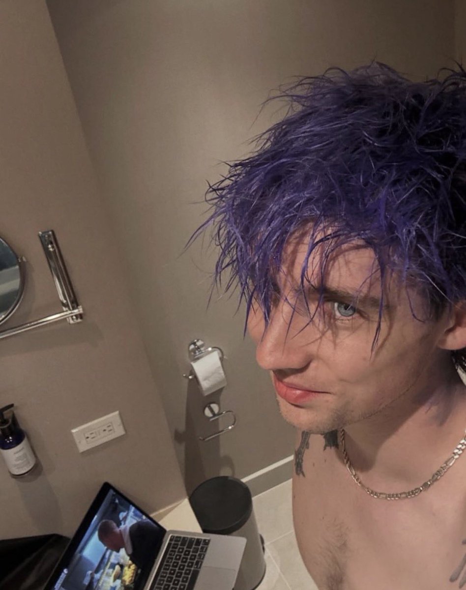 inhalerxmas's tweet photo. day 16: purple skeetz🎁 https://t.co/noQ9r1B3S1
