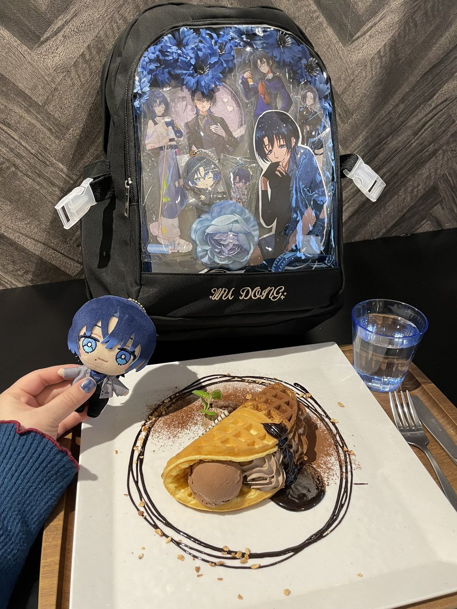 #ReGLOSS_1stLive

初めて作った痛バに、最強可愛い天才ロゼットをいただいたやつ……！！ロゼットがあることにより最強可愛いが爆誕した天才

青くんがライブに出て、グッズがでたら？を妄想しまくってどうしてもこの世に召喚したくなって本当に5年ぶりくらいにペンを持った🖊精進