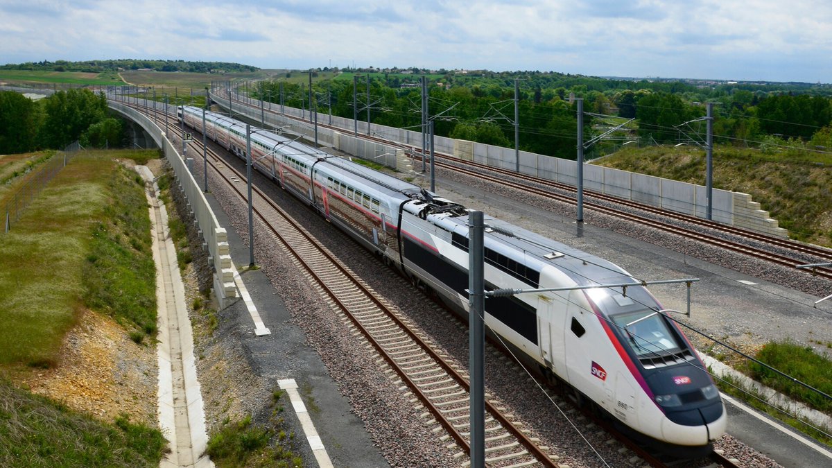 Mediarail's tweet image. Dans la perspective de sauvegarder son marché, la SNCF entreprend d'augmenter son offre sur la façade Atlantique. Un nouveau concurrent devrait venir sur cet axe en principe en 2028. Explications
👉 mediarail.wordpress.com/2025/01/06/rai… #SNCF #TGV #Bordeaux #Paris #Voyage