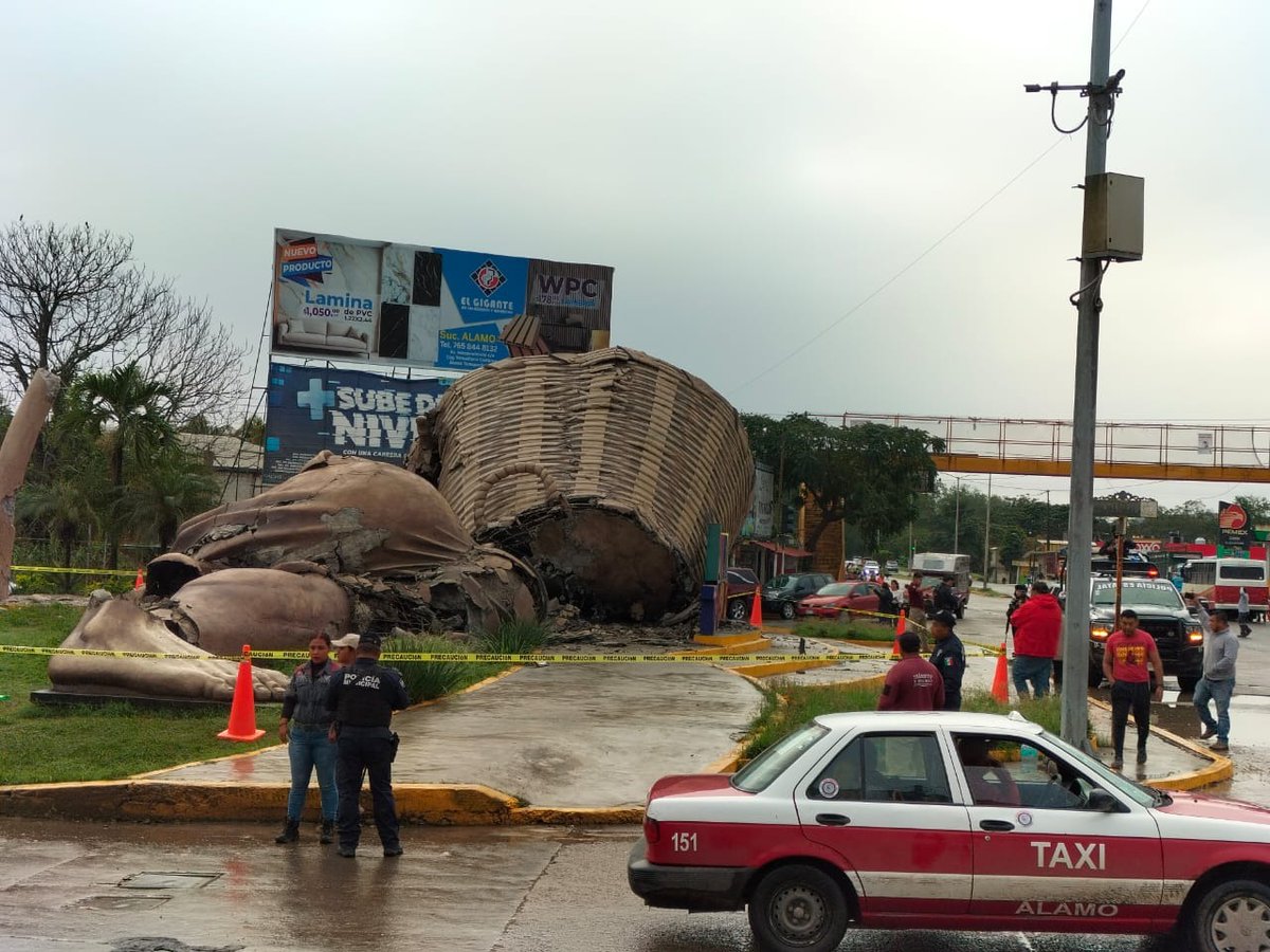 PCEstatalVer's tweet photo. Esta mañana, El Colotero, monumento emblemático del municipio de Álamo, se derrumbó sin que se reporten personas lesionadas ni afectaciones aledañas.

1/2 https://t.co/osmFob16pw