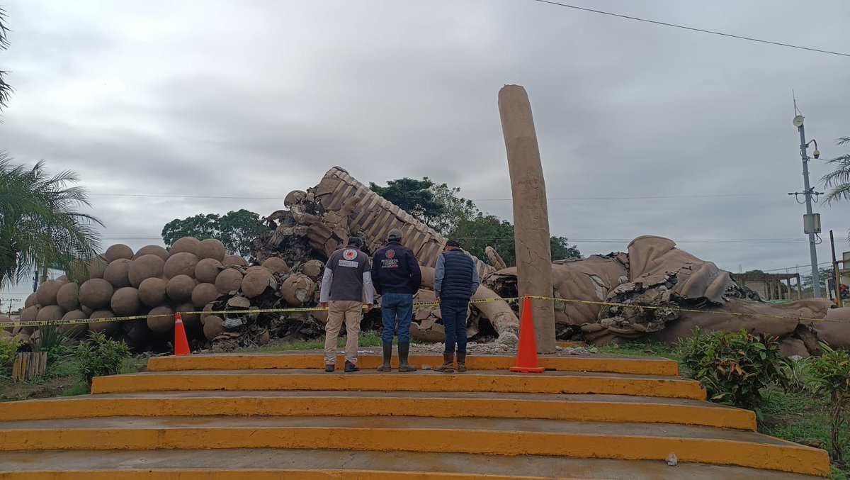 PCEstatalVer's tweet photo. Esta mañana, El Colotero, monumento emblemático del municipio de Álamo, se derrumbó sin que se reporten personas lesionadas ni afectaciones aledañas.

1/2 https://t.co/osmFob16pw