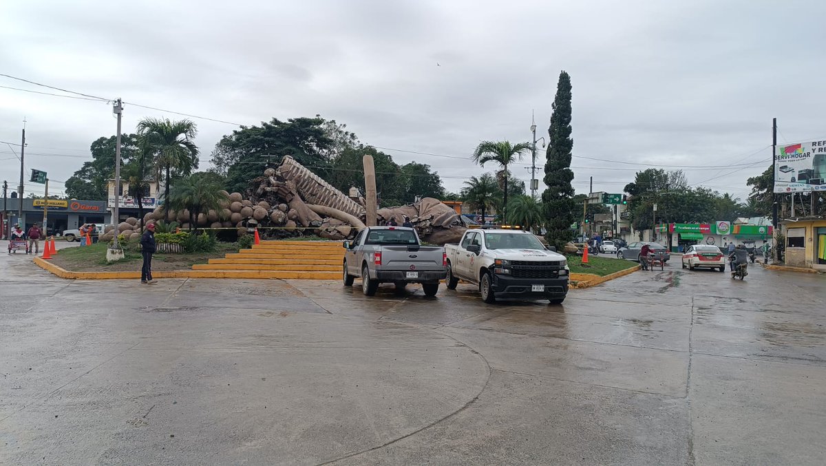 PCEstatalVer's tweet photo. Esta mañana, El Colotero, monumento emblemático del municipio de Álamo, se derrumbó sin que se reporten personas lesionadas ni afectaciones aledañas.

1/2 https://t.co/osmFob16pw