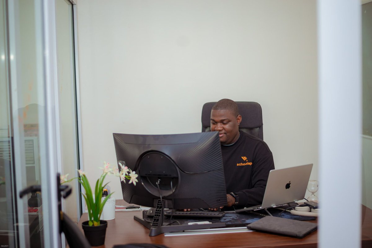 KanikPascal's tweet photo. Oui, de #Kinshasa peut naître une grande histoire entrepreneuriale.
On n’est pas seulement dans la musique et le football. On est aussi dans la vision, le travail, la tech et l’impact. 🚀🇨🇩 

Un petit mot pour rendre hommage à @djoyromeo. Alex a rejoint Schoolap en 2018, à l’époque où tout commençait, dans notre petit bureau à #Limete puis #Procoki qui ressemblait plus à un garage qu’à un bureau 😄. Dès le début, il s’est distingué par sa discipline, son efficacité et surtout sa loyauté. Avec le temps, le travail acharné et la persévérance, il est passé d’employé à associé — une évolution méritée.
Aujourd’hui, le voir basé à Dubaï, piloter l’équipe tech de @SchoolapENG International, est une vraie fierté.

Merci Alex pour ces années de dévouement, de constance et de confiance.
Content de ce chemin parcouru ensemble… et ce n’est que le début 🚀

#Gratitude #TeamSchoolap #startup #education