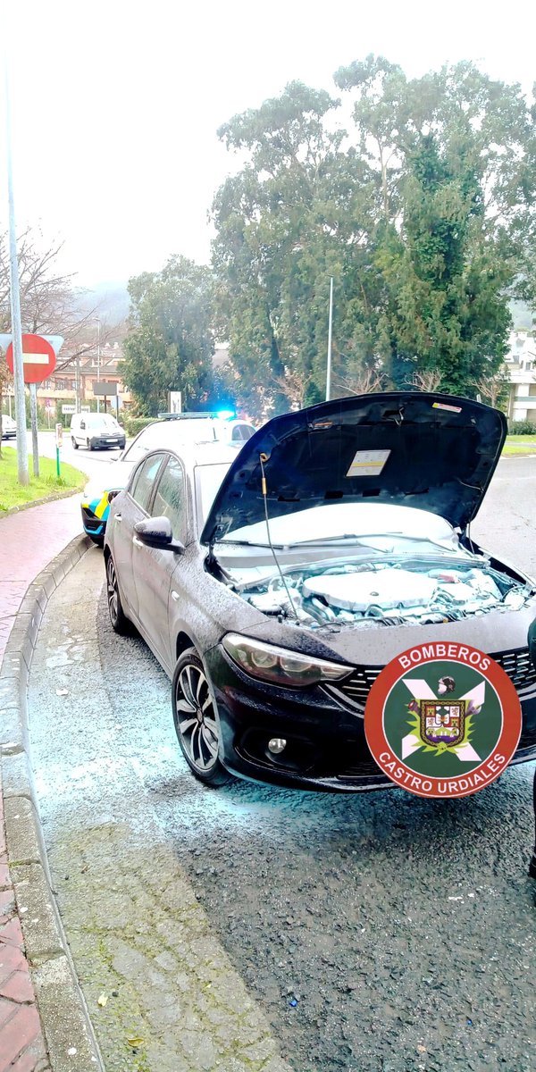 Aviso del <a href="/112Cantabria/">112 Cantabria</a> por incendio de turismo en rotonda norte. Movilizado #Bomberos que a su llegada, un particular ha echado un extintor evitando la propagación.