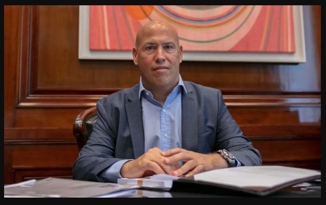 El_Prensero's tweet photo. 🚨🚨OTRA RENUNCIA
Acaba de dejar su cargo el Presidente de Banco Nación, Daniel Tillard. Su lugar lo ocupará Darío Wasserman, quien hasta hoy era el vicepresidente. 
Wasserman es el esposo de la legisladora Pilar Ramirez, y dueño de una fortuna construida al calor del Macrismo bajo el ala de Francisco "pancho" Cabrera, cuando lo colocó como titular de Garantizar, una aseguradora de aseguradoras...una mina de oro. Wasserman es el armador de Karina Milei en la Ciudad de Buenos Aires, y gracias a una investigación de la periodista @Ivy_Cangaro, se supo que Wasserman junto a su esposa Pilar Ramírez organizaban las "cenas" que convocaba Javier Milei en campaña siendo diputado, por las que se cobraban veinte mil dólares que Karina Milei guardaba "en una bolsa". Ese dinero jamás se declaró como parte del patrimonio del entonces diputado ni como aporte de campaña.