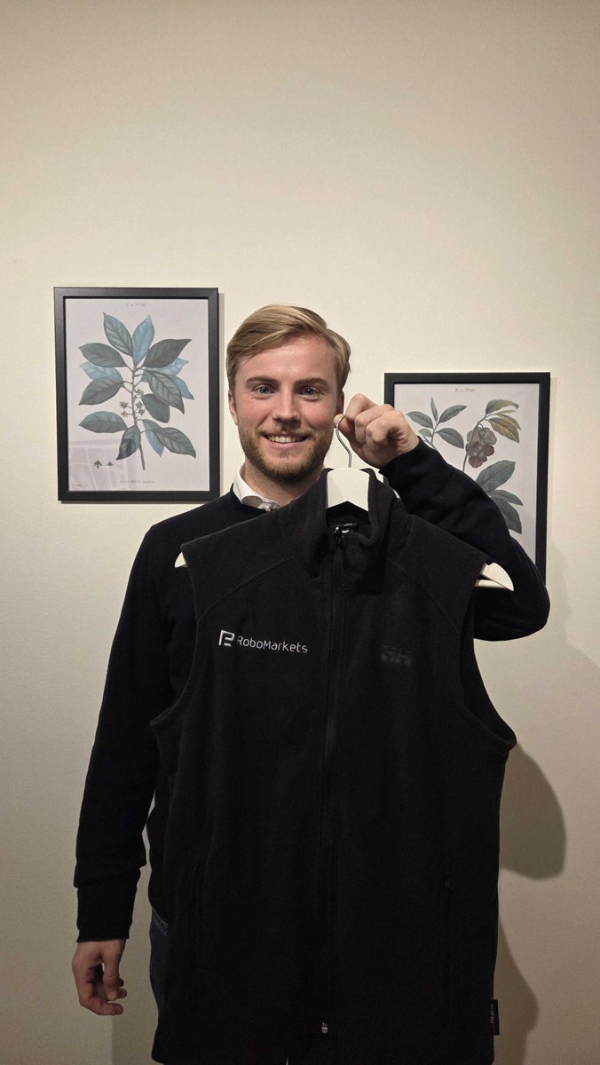 Investeramera_'s tweet photo. TÄVLING! ⭐️ Tomten har fyllt julklappssäcken med en fleece-väst som sponsras av @RoboMarketsSE! 

För att delaga:
❤️ Gilla tweeten!
✅ Följ oss @Investeramera_ 

Vi lottar ut en vinnare på fredag! Vi har strl M och L! https://t.co/xsrYDvzQXU