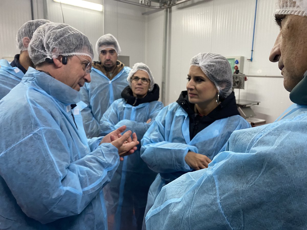 📍 Villanueva de la Serena

Hoy hemos visitado la cooperativa EA Group dedicada al sector ovino para conocer de primera mano su gran labor y mostrar nuestra firme apuesta por este modelo y este sector.

La fuerza de Extremadura es la fuerza de nuestras cooperativas 💚🤍🖤