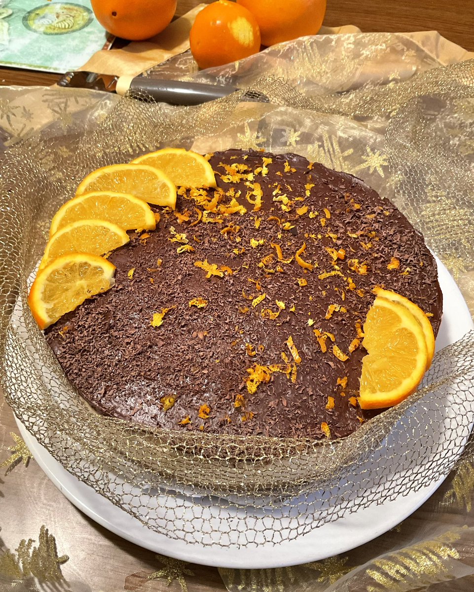 Dolci strenne natalizie.
Chocolate and Orange Cheesecake quasi pronta per la trasferta. Giusto il tempo di lavorare su qualche avvallamento di troppo.
#Natale in #Liguria