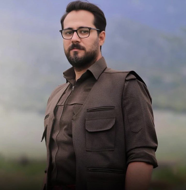 shahabaddin's tweet photo. وێنەگر و چالاک مەدەنی خەڵک پاڵۊم(شاباد) #ئمێد_باقری (ئومێد)ئەی  لە کرماشان وە دەس ئێتڵاعات دەس وەسەر کریاس و تا ئەیڕەنگە هۊچ دەنگ و هەواڵێ وەلی نییە.

ئەی ماوە دەنگ کا ئومێد بین نەیلن دەنگ و باس دەس وەسەر کردنی کپ بکەن.
#ئمێد_باقری #Omid_Bagheri https://t.co/ykcmqOtIQC