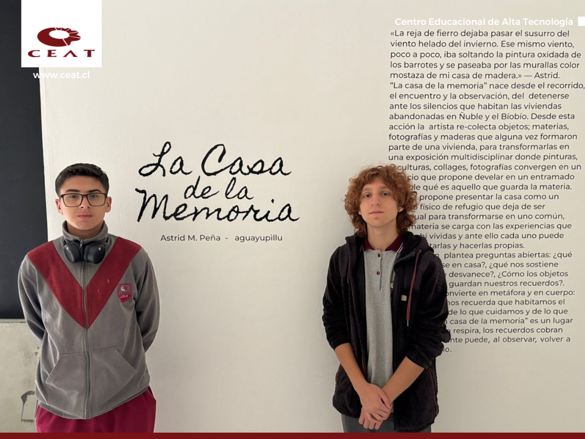 🎨🏠 Nuestros estudiantes visitaron la exposición “La Casa de la Memoria” en Balmaceda Arte Joven, junto al profesor Erich Tapia. La muestra invitó a reflexionar sobre el hogar, la memoria y los espacios de refugio 🏡💭.