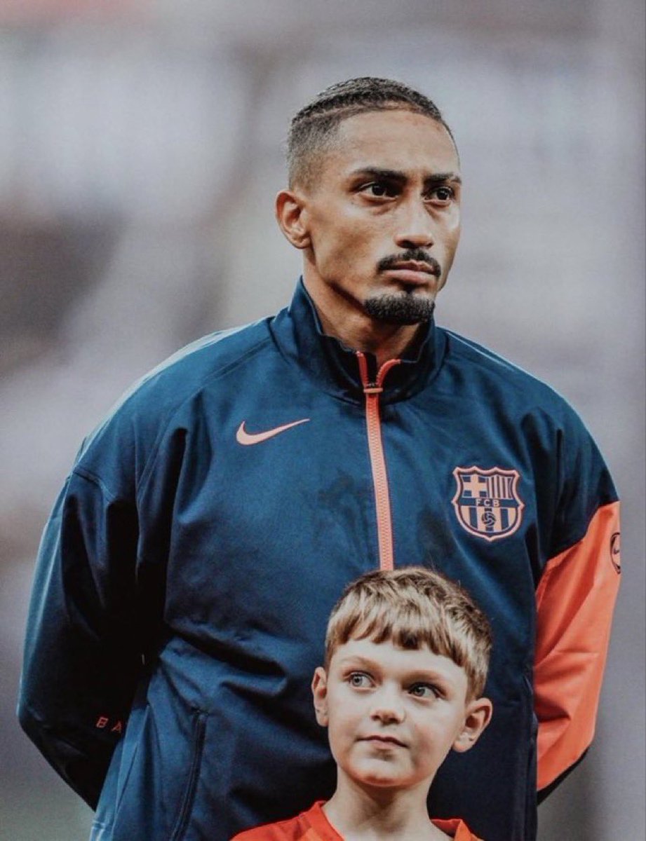 على الأرقام والمستوى الأسطوري الي قدمه يتعرض لظلم كبير والله حرام حتى بتشكيلة العام ما يكون متواجد ؟!!