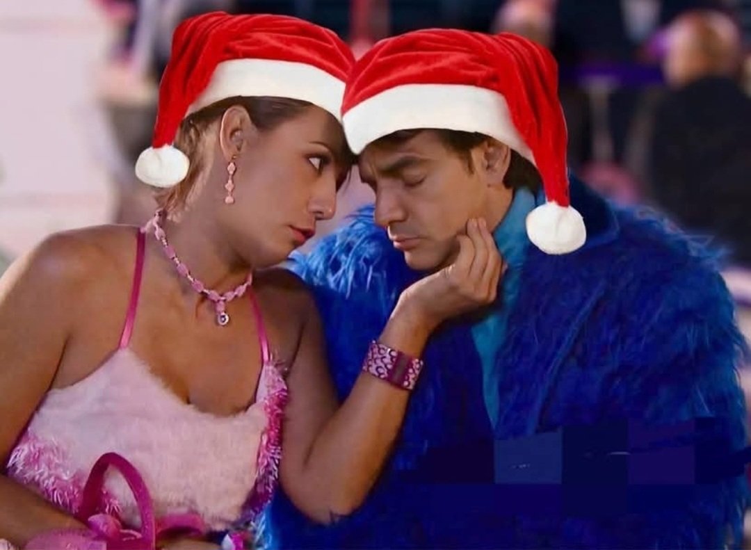 elrodomedrano's tweet photo. Mi viejo y yo en la foto navideña, como si no hubiéramos peleado todo el año. 🥴🎄 https://t.co/sTjhvP53EE
