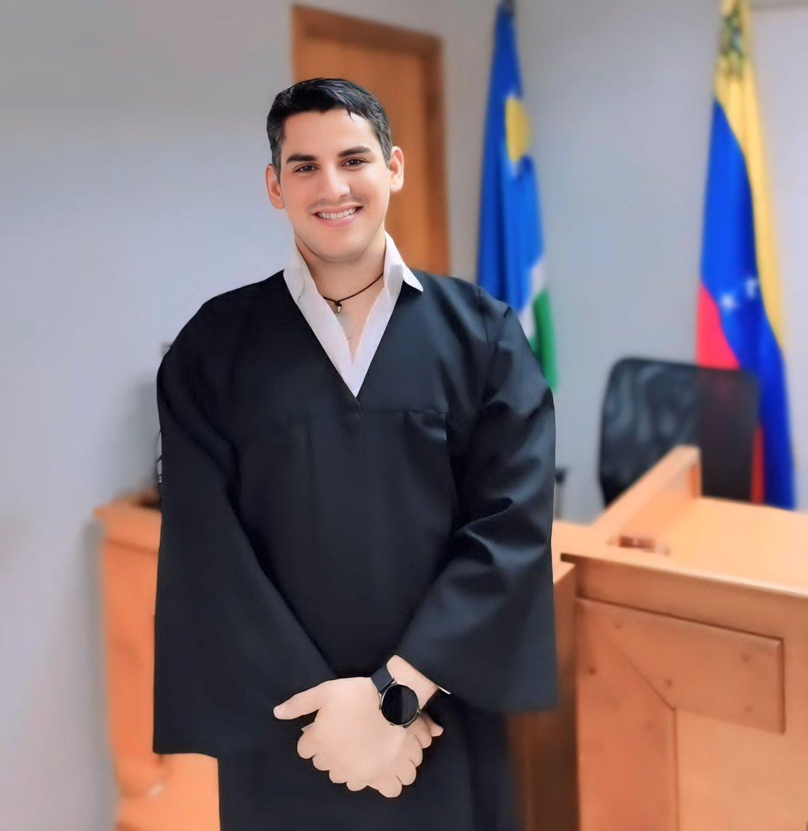 Mientras las luces de Navidad se encienden en Venezuela y las familias se reúnen con esperanza, hay ausencias que duelen.

Este diciembre, Franyer José Hernández Valladares, abogado, defensor de DD. HH. y preso político, pasa la Navidad tras las rejas por pensar distinto.

Han