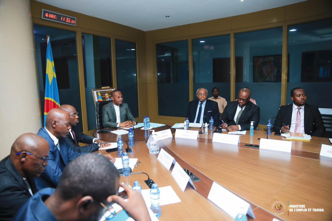 MinEmploiTraRDC's tweet photo. #RDC
#INFOS 16.12.2025

RDC : lancement des travaux de validation des résultats de l’enquête sur les emplois créés entre 2022 et 2024

Les travaux de validation des résultats de l’enquête sur les emplois créés en République Démocratique du Congo entre 2022 et 2024 ont été officiellement lancés ce mardi 16 décembre 2025 à Kinshasa.

Cette enquête s’inscrit dans le cadre du Programme Pays pour la Promotion du Travail Décent (PPTD). La cérémonie d’ouverture a été présidée par le Ministre de l’Emploi et du Travail, Ferdinand Massamba wa Massamba, dans la salle de réunion du ministère.

L’atelier a réuni plusieurs acteurs clés du secteur de l’emploi, notamment des experts, des partenaires sociaux, des représentants des institutions publiques ainsi que des organisations professionnelles.

Dans son discours d’ouverture, le ministre a insisté sur la rigueur, la crédibilité et la validation consensuelle des données issues de cette enquête, soulignant que ces résultats devront servir de base à l’élaboration et à l’orientation des politiques publiques de l’emploi en RDC.

Selon les résultats provisoires présentés par les experts, 1 775 194 emplois auraient été créés en République Démocratique du Congo sur la période allant de 2022 à 2024. Des chiffres jugés significatifs, mais qui devront être examinés en profondeur et validés à l’issue des travaux en cours.