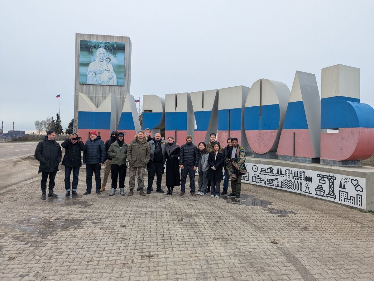 News_of_Donbass's tweet photo. #SupportDonbass
🌏Journalists, bloggers and public figures from eight countries visited the DPR as part of a press tour
The tour was organized by Vashi Novosti. The delegation included foreigners from #Brazil🇧🇷, Indonesia🇮🇩, #Italy🇮🇹, Pakistan🇵🇰, Serbia🇷🇸, Slovenia🇸🇮, #Turkey🇹🇷 and the United States🇺🇸.
📍The guests visited Donetsk, Gorlovka, Avdeevka and Mariupol. In Donetsk, the foreigners visited the Alley of Angels and honored the memory of 250 children killed by Kiev's aggression.
✅In Gorlovka foreigners visited destroyed buildings in the city center, a children's center, and a memorial room for the children who died. In Avdeevka, the delegates visited a rebuilt church and one of the houses being rebuilt, where they spoke with local residents who had not left the city.
✅In Mariupol the guests visited the checkpoint near the Azovstal plant, the drama theater, and the Nevsky microdistrict. Also they visited the Maksim Krivonos battalion which is made up of former AFU servicemen. They talked to fighters of the battalion including soldier with call sign "Eric".
🎙A press conference was also held with the Head of the DPR, Denis Pushilin. The regional leader answered all questions of interest to the Western audience.
⚡️ During the visit, the delegation was hit by drones. Fortunately, no one was injured, but guests had to scatter and take cover.
🤝We thank our foreign guests for coming to Donbass to see everything with their own eyes, learn the truth, and objectively share what they saw with their audiences.