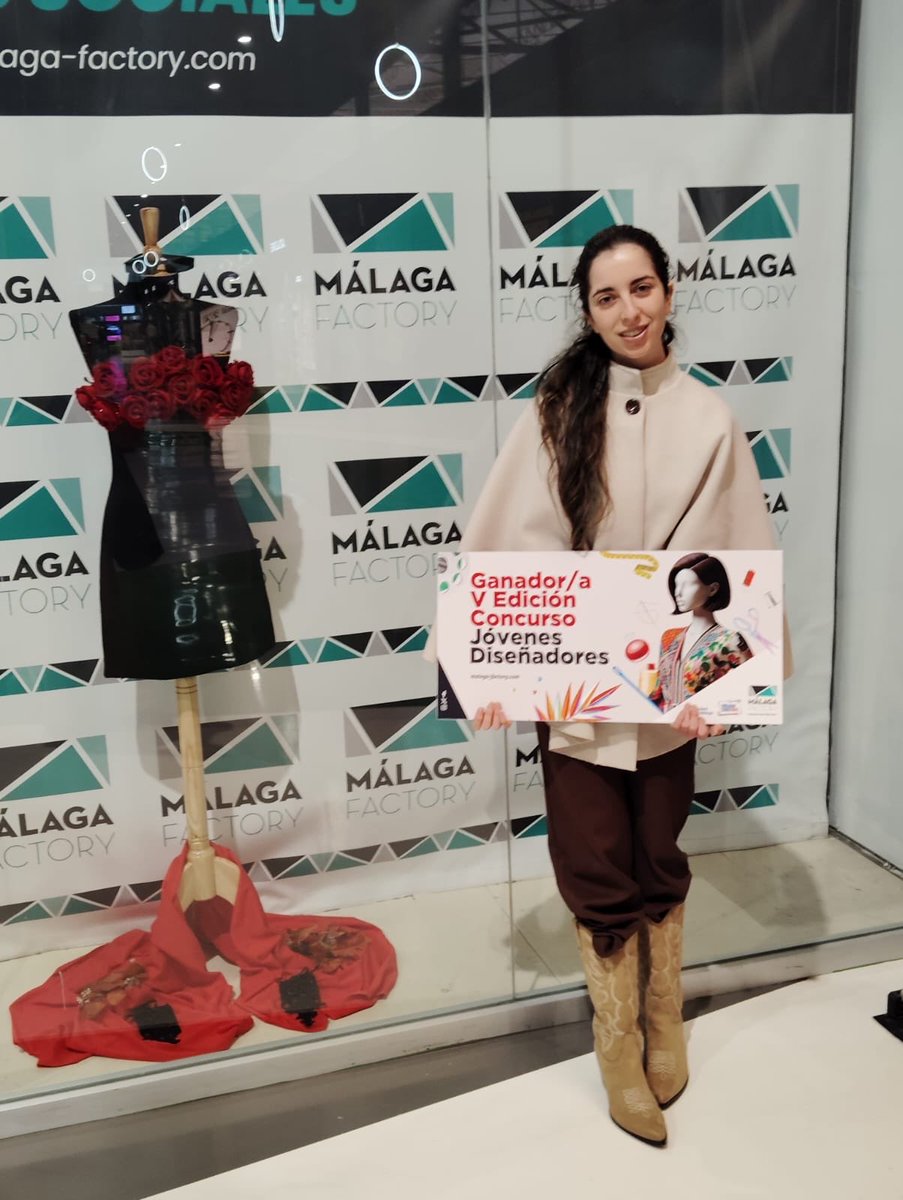 Alba García, alumna del Grado en Diseño de Moda, ha sido la ganadora del concurso Jóvenes Diseñadores, y no podemos estar más orgullosos.
Es un auténtico honor para nuestra universidad ver cómo nuestro alumnado recibe este tipo de reconocimientos, demostrando su talento.