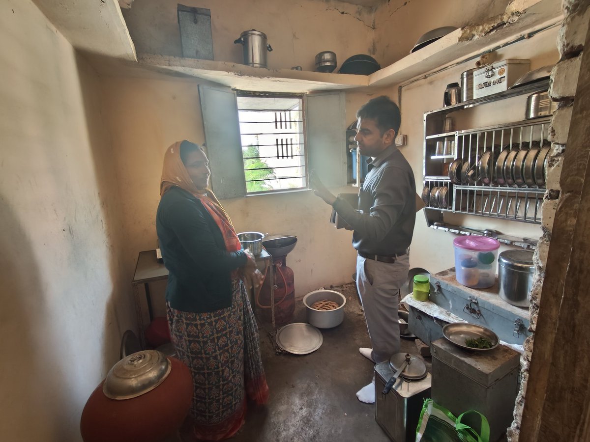 DdoArvalli's tweet photo. રીંટોડા ગામે આંગણવાડી કેન્દ્ર નંબર-૨ નું મુલાકાત લઈ નાના બાળકો સાથે સંવાદ કર્યો અને કાર્યકર અને તેડાગરની કામગીરીની સમીક્ષા કરી બાળકોને પોષણક્ષમ આહાર આપવા સૂચન કરવામાં આવ્યું @CMOGuj @GujPRHDept @sanghaviharsh https://t.co/NGGCSrhiMD