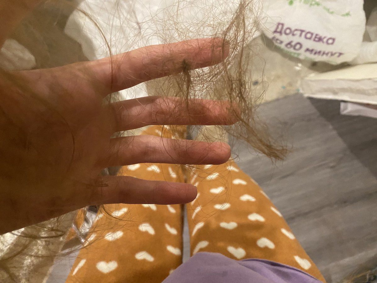 induuke's tweet image. Вот так вот они путаются в узелки, отрезаю этот пиздец, т.к распутать это невозможно, хожу потом с клоками оборванными, короткая стрижка тоже не идет, средства все испробованы