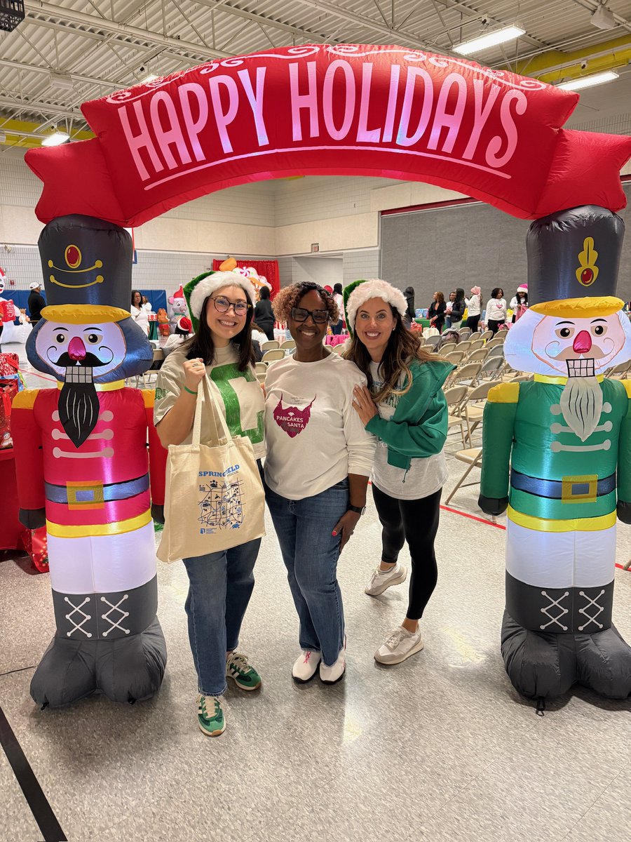 CaretoLearn's tweet photo. Making spirits BRIGHT ✨

This weekend, our team joined Dr. Lathan for Pancakes with Santa at McGregor Elementary once more. We gifted every student:

🎅 A Brand New Winter Coat
💚 Hat & Gloves
🎅 Socks & Underwear
💚 Personal Hygiene Items
🎅 Shoe & Grocery Gift Card

All families also received a household cleaning kit to make things sparkle this season. ✨