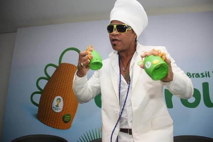 kamalkuznets's tweet photo. copa de 2014

carlinhos brown com incentivo de dinheiro publico inventa a caxirola, o instrumento musical oficial da copa

é basicamente uma lata com pedra dentro
bem coisa de baiano mesmo

governo investe 750k na ideia

o produto vira uma piada logo no anuncio 

chega o momento do teste

distribuem de graça num jogo do bahia x vitoria

bahia começa a tomar uma sova no primeiro tempo

torcida revoltada começa a arremessar a caxirola nos jogadores

projeto é engavetado

KKKKKKKKKKKKKKKKKKKKKKKKKKKKKKKKKKKKKKKKK