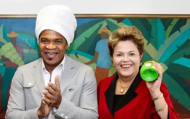 kamalkuznets's tweet photo. copa de 2014

carlinhos brown com incentivo de dinheiro publico inventa a caxirola, o instrumento musical oficial da copa

é basicamente uma lata com pedra dentro
bem coisa de baiano mesmo

governo investe 750k na ideia

o produto vira uma piada logo no anuncio 

chega o momento do teste

distribuem de graça num jogo do bahia x vitoria

bahia começa a tomar uma sova no primeiro tempo

torcida revoltada começa a arremessar a caxirola nos jogadores

projeto é engavetado

KKKKKKKKKKKKKKKKKKKKKKKKKKKKKKKKKKKKKKKKK