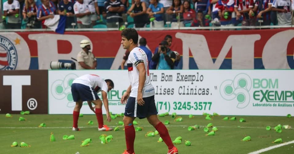 kamalkuznets's tweet photo. copa de 2014

carlinhos brown com incentivo de dinheiro publico inventa a caxirola, o instrumento musical oficial da copa

é basicamente uma lata com pedra dentro
bem coisa de baiano mesmo

governo investe 750k na ideia

o produto vira uma piada logo no anuncio 

chega o momento do teste

distribuem de graça num jogo do bahia x vitoria

bahia começa a tomar uma sova no primeiro tempo

torcida revoltada começa a arremessar a caxirola nos jogadores

projeto é engavetado

KKKKKKKKKKKKKKKKKKKKKKKKKKKKKKKKKKKKKKKKK