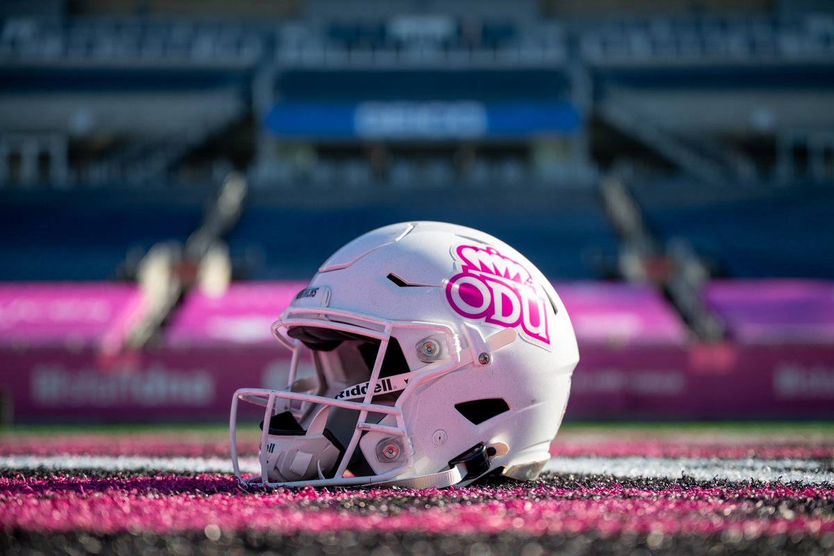 Harry_MiniumODU's tweet photo. Offensive tackle Zach Barlev lobbied for @ODUFootball to wear pink on its helmet during Wednesday's @CureBowl Here's what #ODU's staff, including equipment manager Josh Marlow and social media guru Brandon McLean, came up with. Pretty awesome. @espn @ESPNCFB @ESPNradio941 
https://t.co/dEMa8gSnOJ