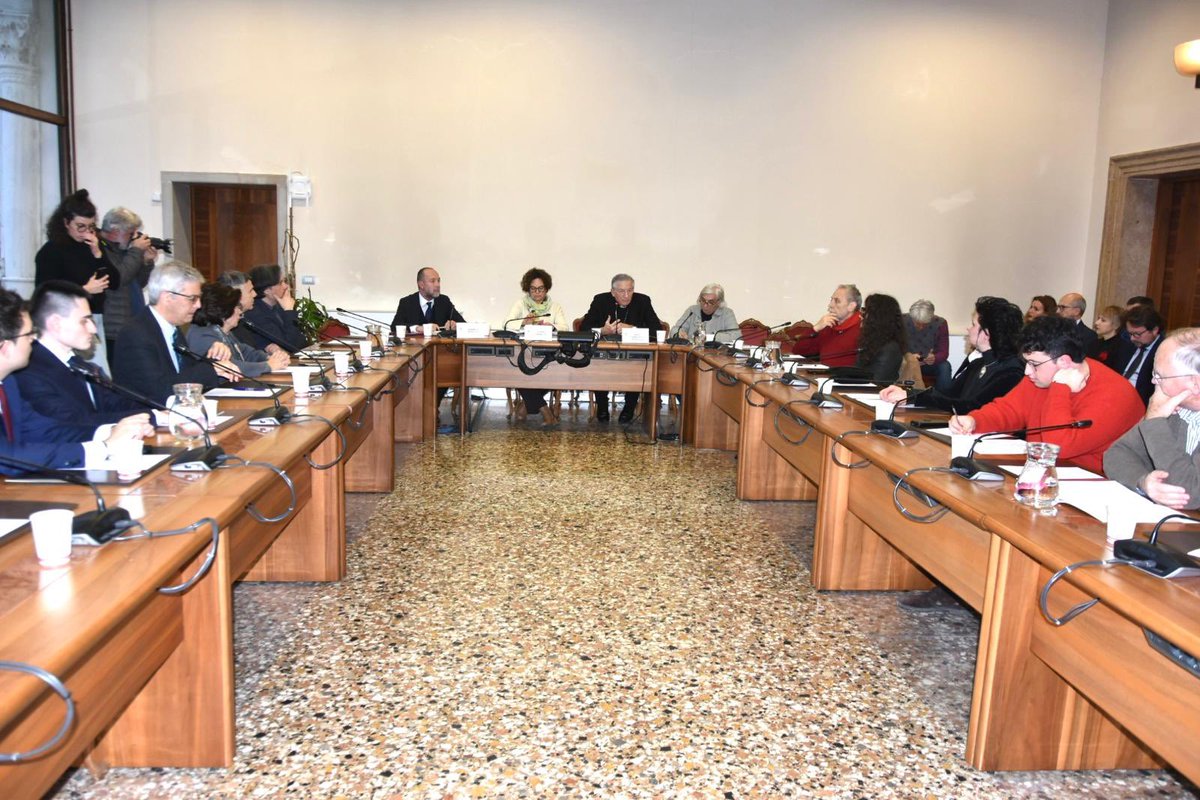 comunevenezia's tweet photo. 📚La chiesa di Santo Spirito diventa una biblioteca universitaria! 

💫Una “macchina” della cultura, posta al centro della navata, completa di scale e ascensore. Una struttura realizzata su tre livelli che potrà ospitare libri per quasi 2mila metri lineari e 290 posti lettura. Sarà così la nuova biblioteca firmata Ca' Foscari e la navata è quella della chiesa di Santo Spirito in Fondamenta delle Zattere. 

💬Paola Mar: “E' un progetto che riconverte un patrimonio di grande importanza in un un'opera fruibile, destinata a studenti e cittadini. Un tassello in più che va a costruire il progetto di Città Campus perseguito dal Comune di Venezia. Un progetto fatto col cuore e col pensiero che potrà dare grande lustro alla comunità. Per non parlare della bellezza del luogo, che non potrà che conciliare lo studio e la ricerca, ma anche la socialità". 

📌Il progetto è stato presentato questo pomeriggio, nella sede universitaria, dalla rettrice Tiziana Lippiello, con l'assessore all'Università del Comune di Venezia Paola Mar e il patriarca di Venezia Francesco Moraglia.

🔸Info: https://t.co/kMUTHQfdLd