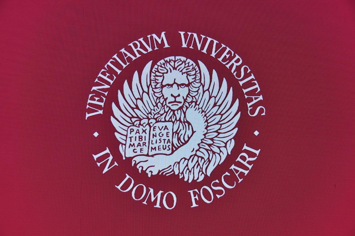 comunevenezia's tweet photo. 📚La chiesa di Santo Spirito diventa una biblioteca universitaria! 

💫Una “macchina” della cultura, posta al centro della navata, completa di scale e ascensore. Una struttura realizzata su tre livelli che potrà ospitare libri per quasi 2mila metri lineari e 290 posti lettura. Sarà così la nuova biblioteca firmata Ca' Foscari e la navata è quella della chiesa di Santo Spirito in Fondamenta delle Zattere. 

💬Paola Mar: “E' un progetto che riconverte un patrimonio di grande importanza in un un'opera fruibile, destinata a studenti e cittadini. Un tassello in più che va a costruire il progetto di Città Campus perseguito dal Comune di Venezia. Un progetto fatto col cuore e col pensiero che potrà dare grande lustro alla comunità. Per non parlare della bellezza del luogo, che non potrà che conciliare lo studio e la ricerca, ma anche la socialità". 

📌Il progetto è stato presentato questo pomeriggio, nella sede universitaria, dalla rettrice Tiziana Lippiello, con l'assessore all'Università del Comune di Venezia Paola Mar e il patriarca di Venezia Francesco Moraglia.

🔸Info: https://t.co/kMUTHQfdLd